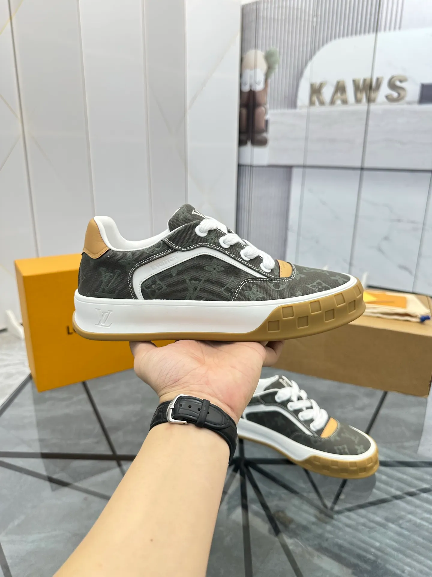 Men's shoes for sale 💰: 💰P660¥ Top quality Comes with airplane case Product trademark: LV* "Louis Vuitton*" low-top casual shoes Regular size: 35-44 (can be customized to 45) Couple style Product materials: imported nubuck leather upper, sheepskin lining, original outsole. Number: 819